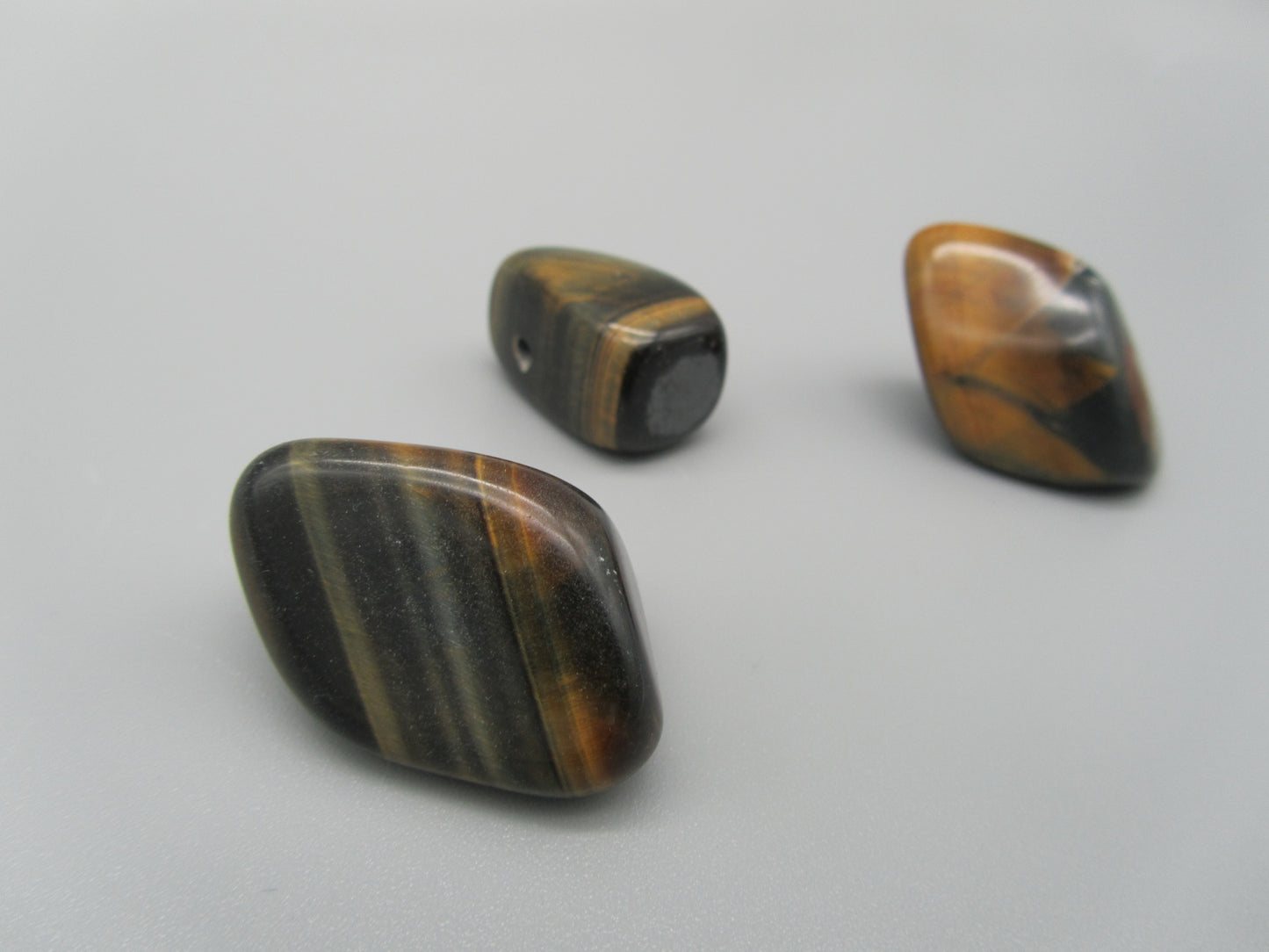 Falkenauge Anhänger gebohrt