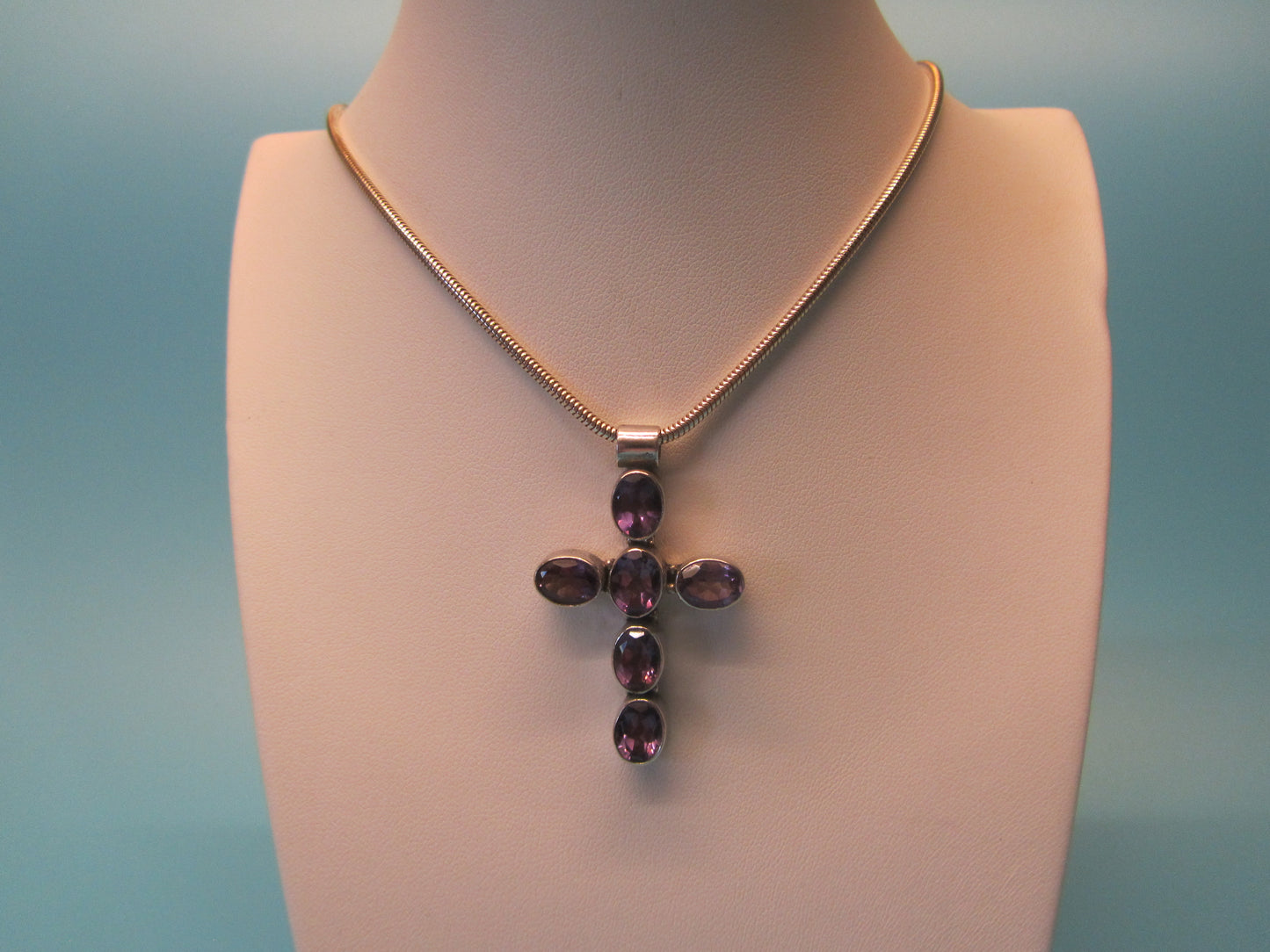 Anhänger Amethyst Kreuz in Silber gefasst