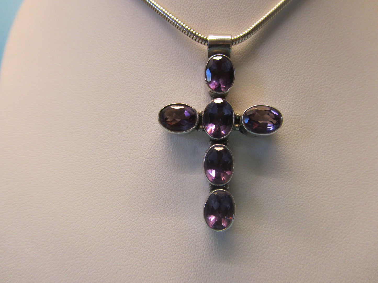 Anhänger Amethyst Kreuz in Silber gefasst