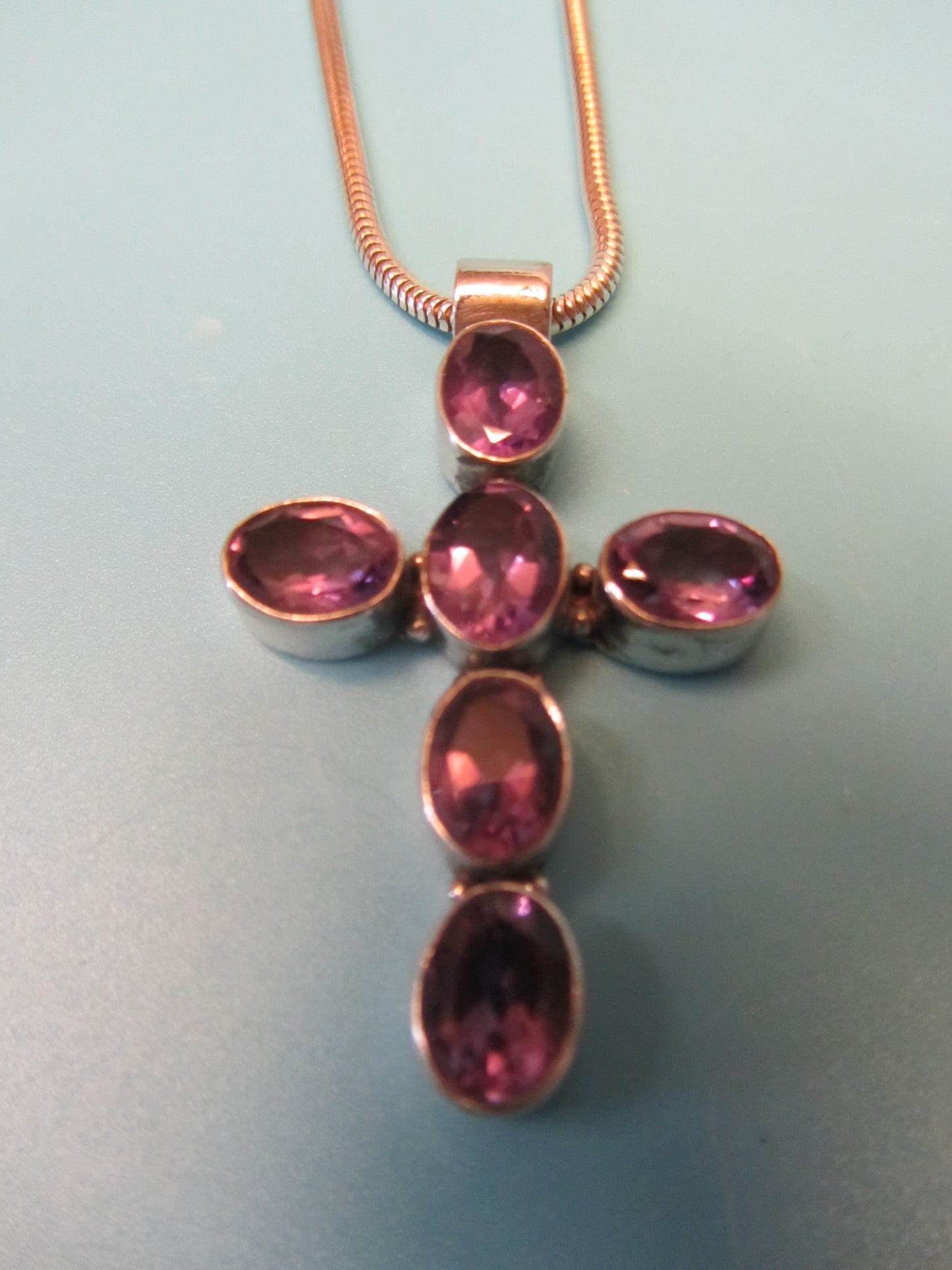 Anhänger Amethyst Kreuz in Silber gefasst