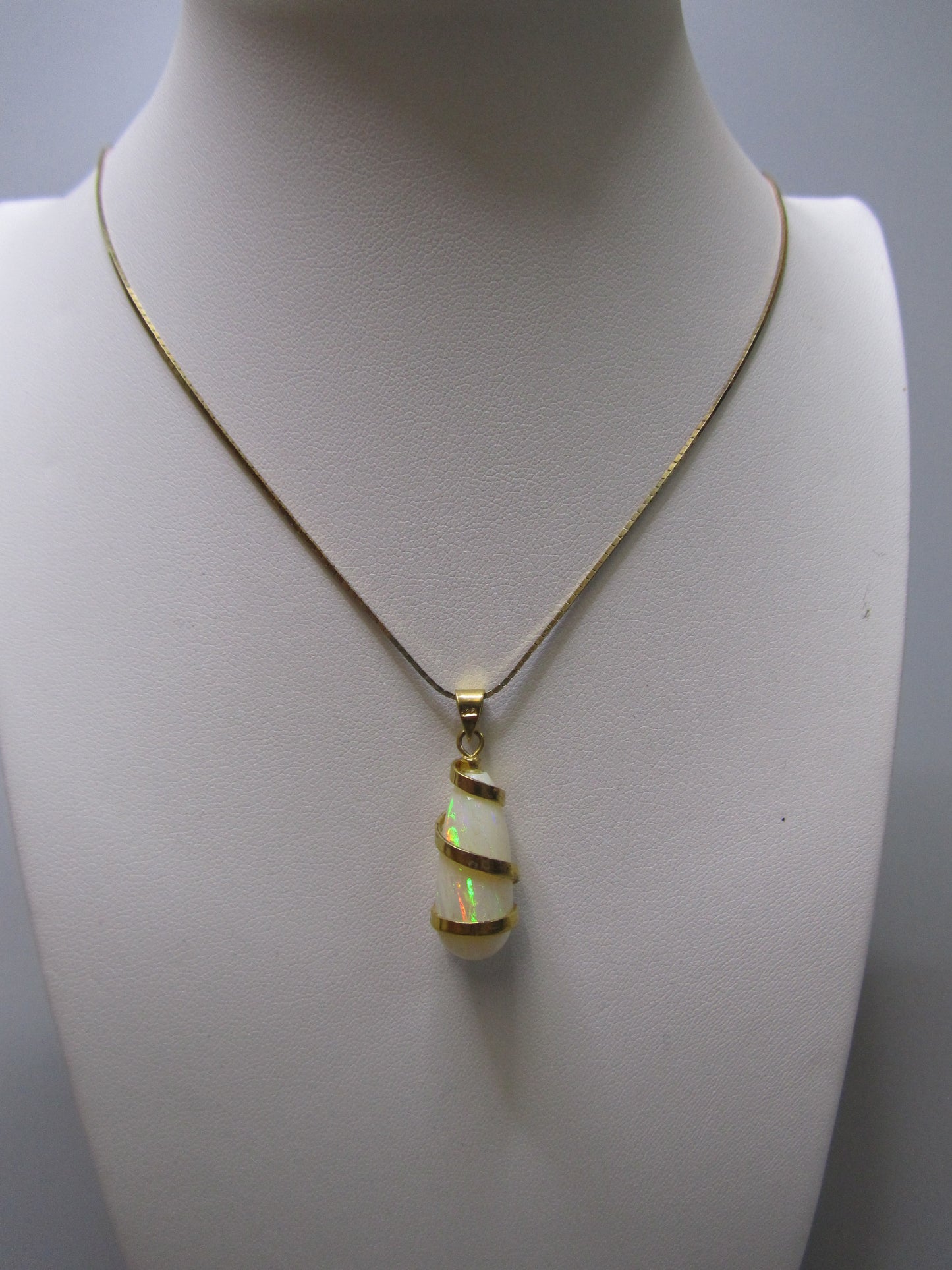 Opal- Anhänger in 333er Gold gefasst