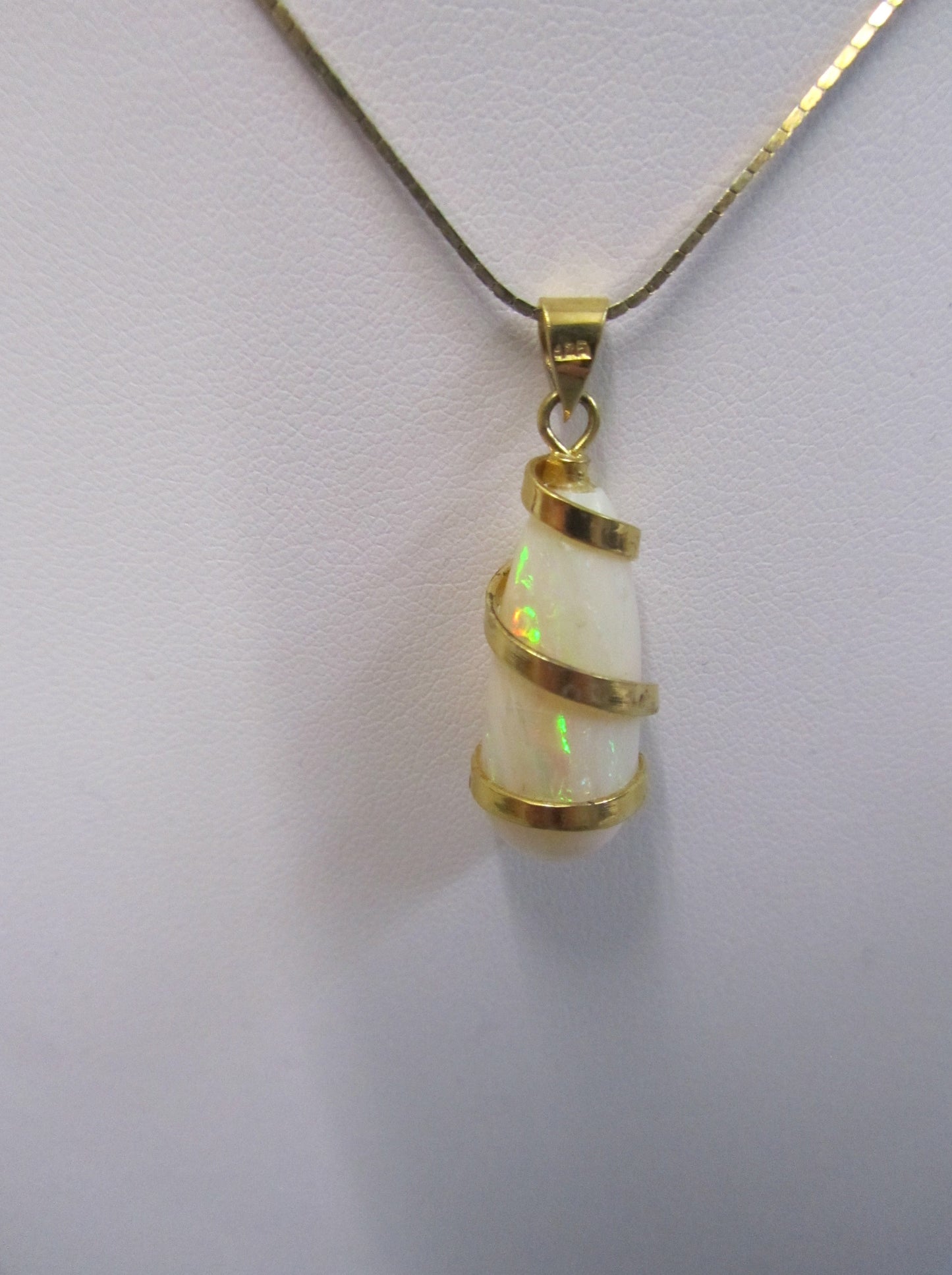 Opal- Anhänger in 333er Gold gefasst
