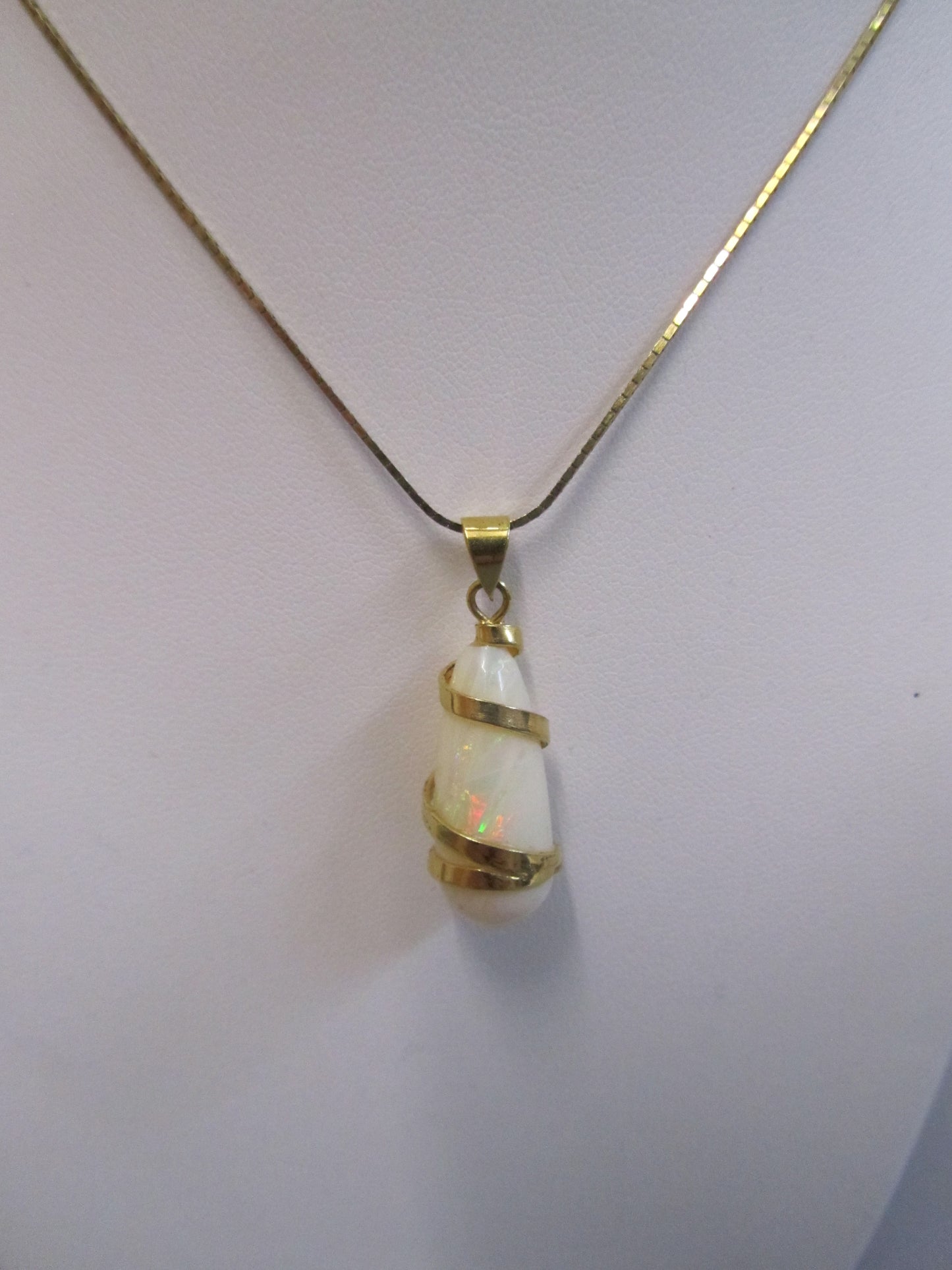 Opal- Anhänger in 333er Gold gefasst