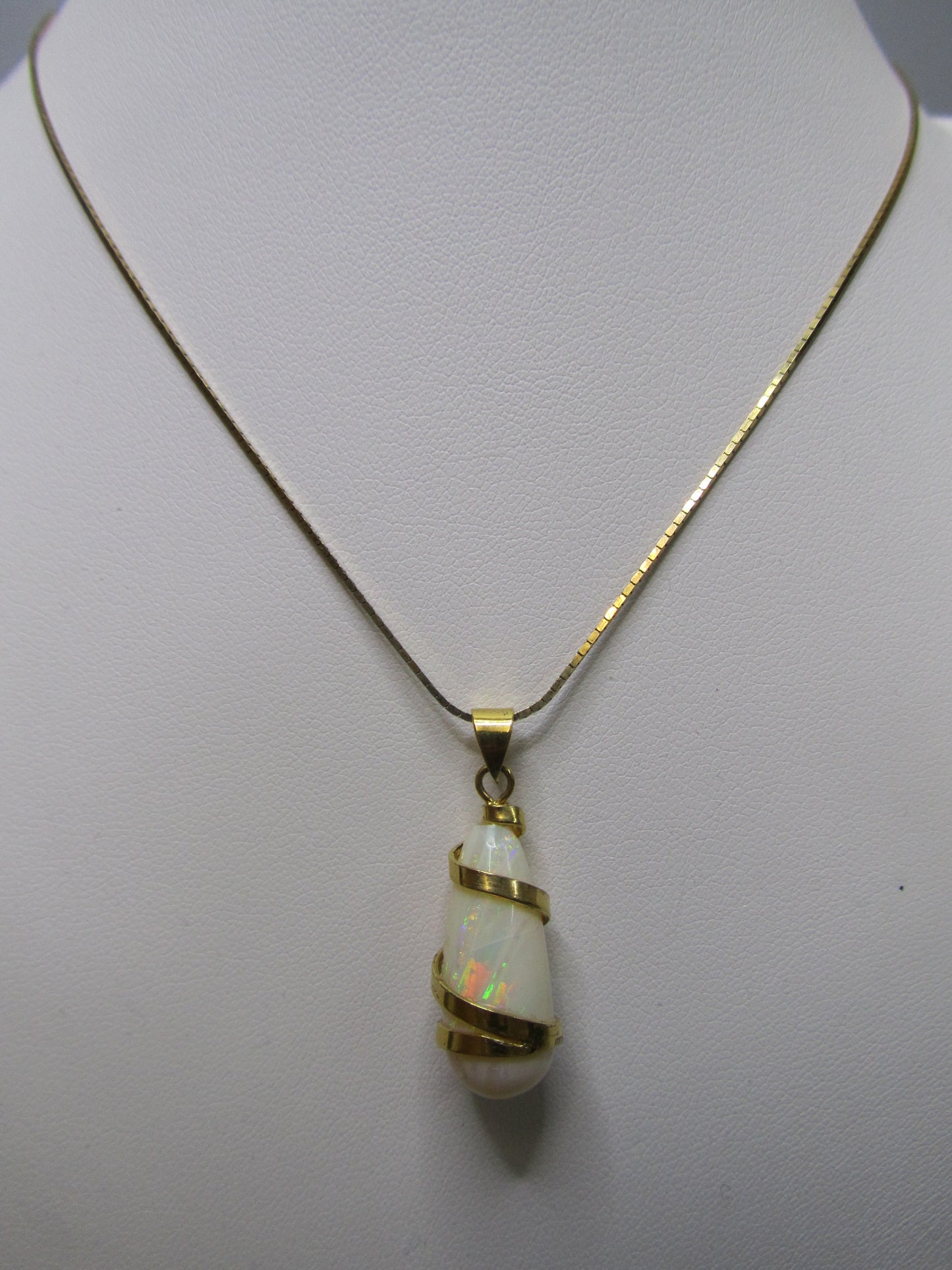 Opal- Anhänger in 333er Gold gefasst