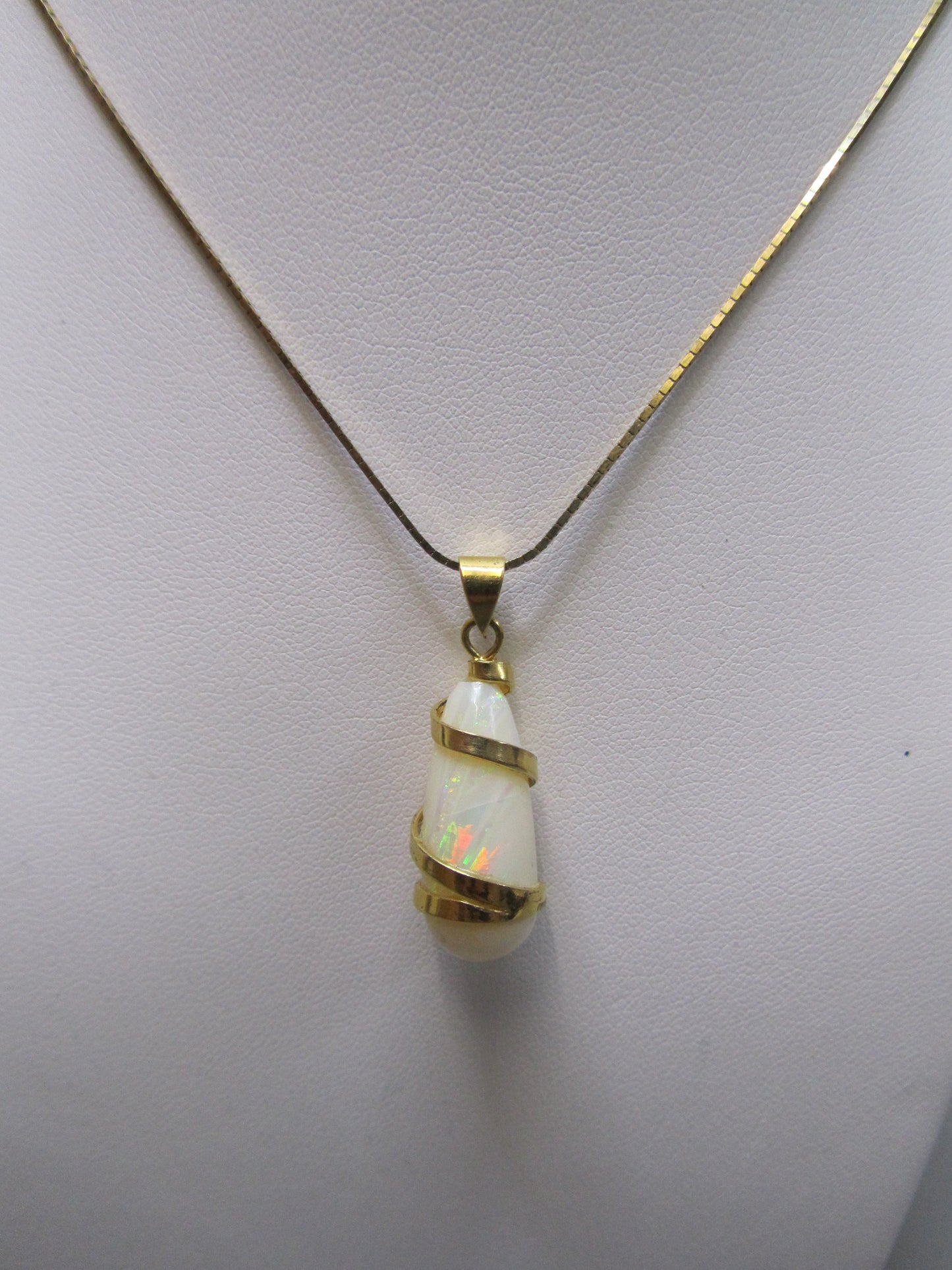 Opal- Anhänger in 333er Gold gefasst