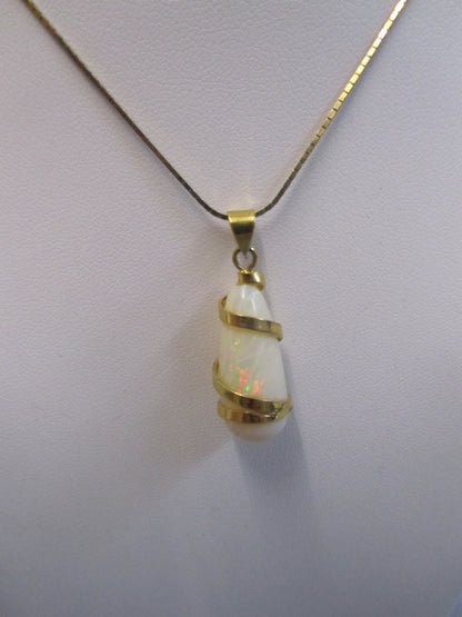 Opal- Anhänger in 333er Gold gefasst