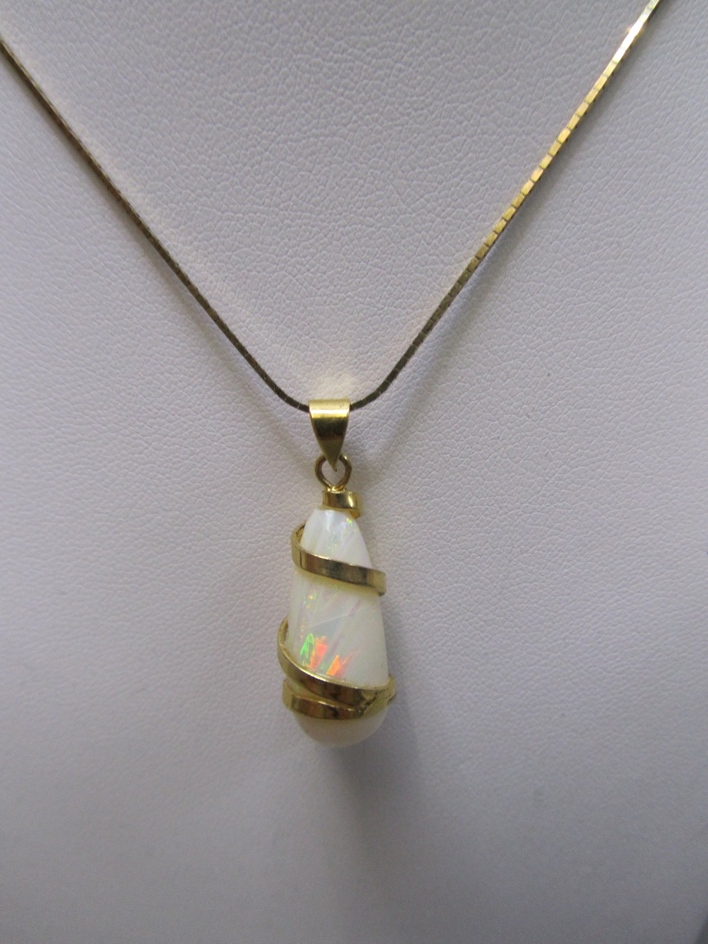 Opal- Anhänger in 333er Gold gefasst